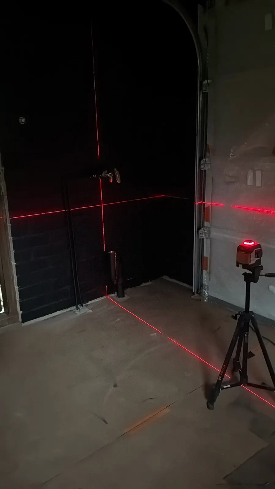 Lasermittaus hallin lattialla
