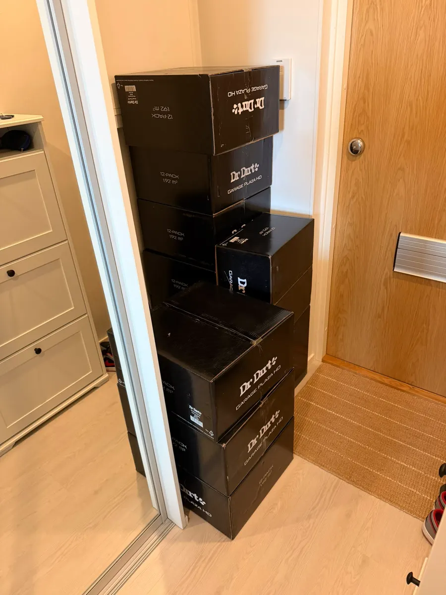 Laitelaatikoita eteisessä