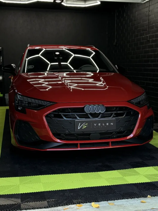 Audi RS3 studiossa LED-valojen alla