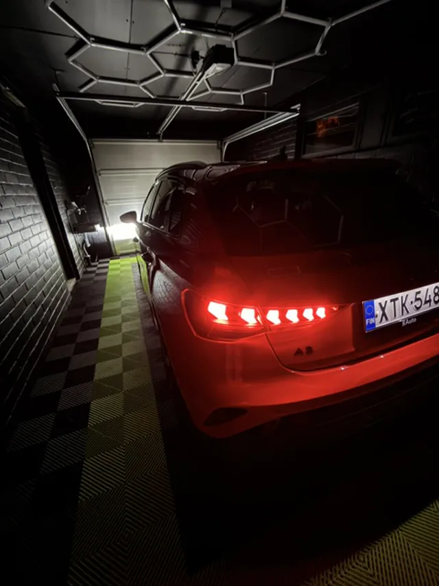 Audi RS3 takaa kuvattuna studiossa